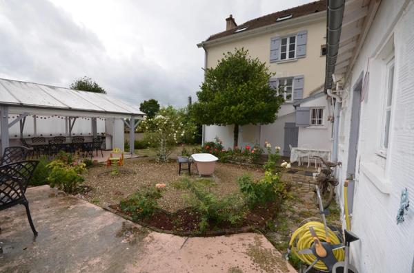 CHÂTEAU THIERRY (02) à vendre belle maison bourgeoise et son jardin joliment agencé.