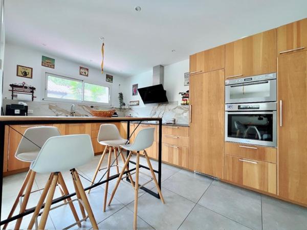 Magnifique maison 3 faces de 120 m² en R+1 contemporaine avec piscine au sel dans un secteur prisé