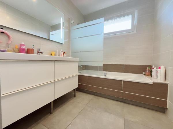 Magnifique maison 3 faces de 120 m² en R+1 contemporaine avec piscine au sel dans un secteur prisé