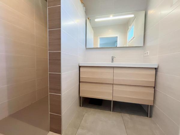 Magnifique maison 3 faces de 120 m² en R+1 contemporaine avec piscine au sel dans un secteur prisé