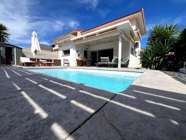 Magnifique maison 3 faces de 120 m² en R+1 contemporaine avec piscine au sel dans un secteur prisé