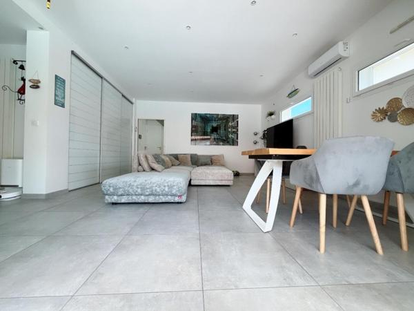 Magnifique maison 3 faces de 120 m² en R+1 contemporaine avec piscine au sel dans un secteur prisé