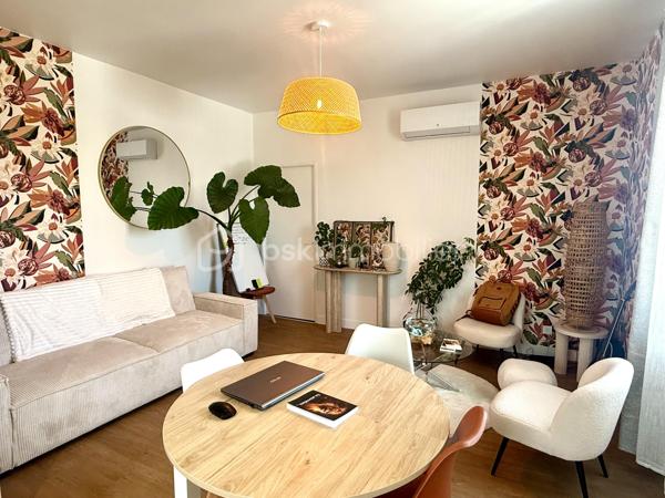 📍 LE COTEAU 

Découvrez ce jour avec Ophélie GINEYS BSK IMMOBILIER cette Charmante maison de ville rénovée avec extérieur.

Située dans un secteur recherché de Le Coteau, cette jolie maison de ville mitoyenne entièrement rénovée avec goût saura vous séduire par son charme, sa fonctionnalité et ses prestations de qualité.

🏡 D’une surface habitable d’environ 60 m², elle se compose :

• d’un hall d’entrée accueillant avec buanderie 
• d’une cuisine équipée ouverte sur une belle pièce de vie lumineuse 
• de 2 chambres confortables de 10 m² et 15 m²
• d’une salle d’eau moderne avec WC

🌳 À l’extérieur, profitez d’une agréable cour d’environ 100 m², idéale pour vos moments de détente, repas en famille ou soirées entre amis.

🚗 Un garage de 14 m² ainsi qu’une grande cave de 26 m² viennent compléter ce bien.

✅ Prestations supplémentaires :

• Maison entièrement rénovée et isolée
• Climatisation réversible
• Chauffage électrique - DPE D
• Tout-à-l’égout
• Fibre installée
• Combles accessibles avec plancher et isolation soufflée

📍 Un bien clé en main, parfait pour un premier achat, un jeune couple ou un investissement locatif dans un environnement calme et recherché.