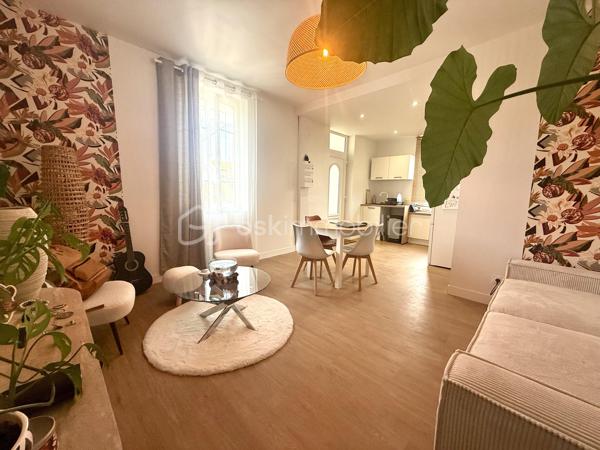 📍 LE COTEAU 

Découvrez ce jour avec Ophélie GINEYS BSK IMMOBILIER cette Charmante maison de ville rénovée avec extérieur.

Située dans un secteur recherché de Le Coteau, cette jolie maison de ville mitoyenne entièrement rénovée avec goût saura vous séduire par son charme, sa fonctionnalité et ses prestations de qualité.

🏡 D’une surface habitable d’environ 60 m², elle se compose :

• d’un hall d’entrée accueillant avec buanderie 
• d’une cuisine équipée ouverte sur une belle pièce de vie lumineuse 
• de 2 chambres confortables de 10 m² et 15 m²
• d’une salle d’eau moderne avec WC

🌳 À l’extérieur, profitez d’une agréable cour d’environ 100 m², idéale pour vos moments de détente, repas en famille ou soirées entre amis.

🚗 Un garage de 14 m² ainsi qu’une grande cave de 26 m² viennent compléter ce bien.

✅ Prestations supplémentaires :

• Maison entièrement rénovée et isolée
• Climatisation réversible
• Chauffage électrique - DPE D
• Tout-à-l’égout
• Fibre installée
• Combles accessibles avec plancher et isolation soufflée

📍 Un bien clé en main, parfait pour un premier achat, un jeune couple ou un investissement locatif dans un environnement calme et recherché.