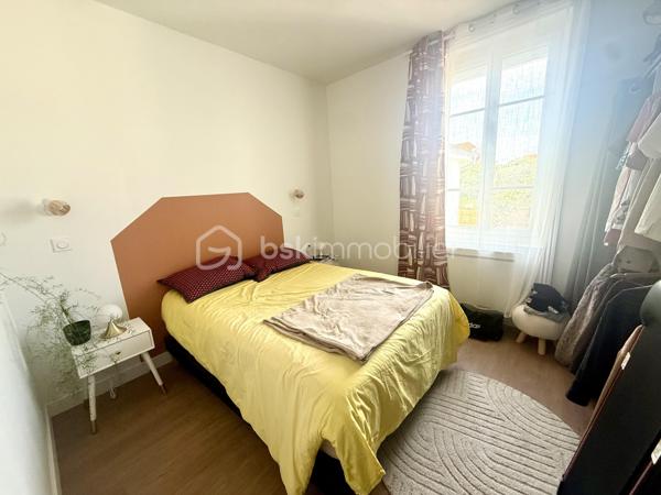 📍 LE COTEAU 

Découvrez ce jour avec Ophélie GINEYS BSK IMMOBILIER cette Charmante maison de ville rénovée avec extérieur.

Située dans un secteur recherché de Le Coteau, cette jolie maison de ville mitoyenne entièrement rénovée avec goût saura vous séduire par son charme, sa fonctionnalité et ses prestations de qualité.

🏡 D’une surface habitable d’environ 60 m², elle se compose :

• d’un hall d’entrée accueillant avec buanderie 
• d’une cuisine équipée ouverte sur une belle pièce de vie lumineuse 
• de 2 chambres confortables de 10 m² et 15 m²
• d’une salle d’eau moderne avec WC

🌳 À l’extérieur, profitez d’une agréable cour d’environ 100 m², idéale pour vos moments de détente, repas en famille ou soirées entre amis.

🚗 Un garage de 14 m² ainsi qu’une grande cave de 26 m² viennent compléter ce bien.

✅ Prestations supplémentaires :

• Maison entièrement rénovée et isolée
• Climatisation réversible
• Chauffage électrique - DPE D
• Tout-à-l’égout
• Fibre installée
• Combles accessibles avec plancher et isolation soufflée

📍 Un bien clé en main, parfait pour un premier achat, un jeune couple ou un investissement locatif dans un environnement calme et recherché.