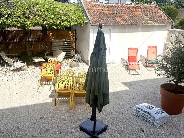 📍 LE COTEAU 

Découvrez ce jour avec Ophélie GINEYS BSK IMMOBILIER cette Charmante maison de ville rénovée avec extérieur.

Située dans un secteur recherché de Le Coteau, cette jolie maison de ville mitoyenne entièrement rénovée avec goût saura vous séduire par son charme, sa fonctionnalité et ses prestations de qualité.

🏡 D’une surface habitable d’environ 60 m², elle se compose :

• d’un hall d’entrée accueillant avec buanderie 
• d’une cuisine équipée ouverte sur une belle pièce de vie lumineuse 
• de 2 chambres confortables de 10 m² et 15 m²
• d’une salle d’eau moderne avec WC

🌳 À l’extérieur, profitez d’une agréable cour d’environ 100 m², idéale pour vos moments de détente, repas en famille ou soirées entre amis.

🚗 Un garage de 14 m² ainsi qu’une grande cave de 26 m² viennent compléter ce bien.

✅ Prestations supplémentaires :

• Maison entièrement rénovée et isolée
• Climatisation réversible
• Chauffage électrique - DPE D
• Tout-à-l’égout
• Fibre installée
• Combles accessibles avec plancher et isolation soufflée

📍 Un bien clé en main, parfait pour un premier achat, un jeune couple ou un investissement locatif dans un environnement calme et recherché.