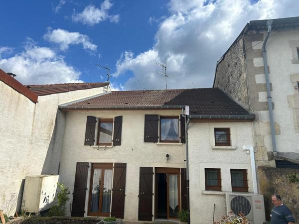 maison de village, avec deux grandes salles avec jardin cloturé