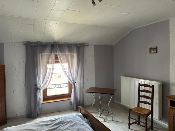 maison de village, avec deux grandes salles avec jardin cloturé