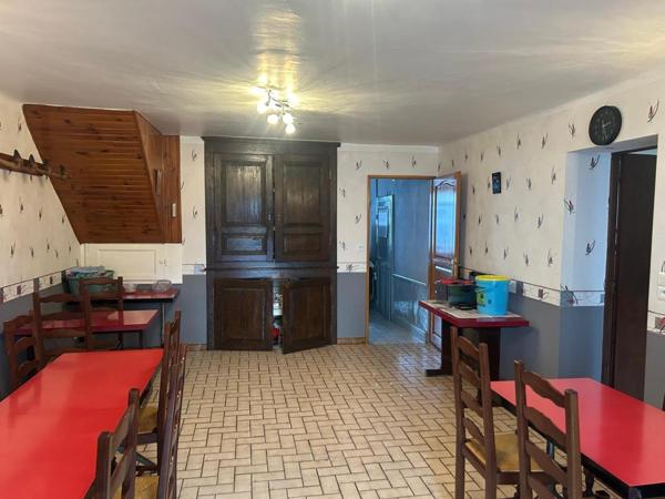 maison de village, avec deux grandes salles avec jardin cloturé