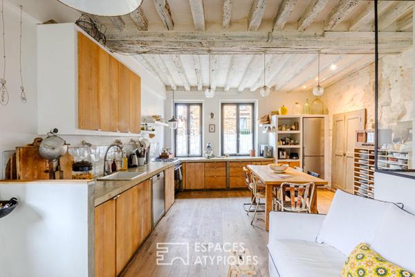 Ancienne dépendance d’un Château du XVIIe siècle : une rénovation inspirée entre pierres anciennes et ateliers de création
