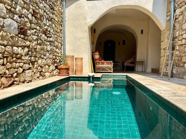 Maison en pierre rénovée avec piscine