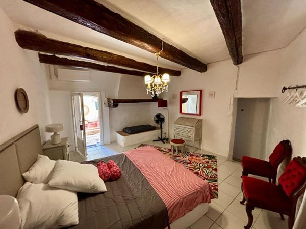 Maison en pierre rénovée avec piscine
