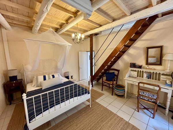 Maison en pierre rénovée avec piscine