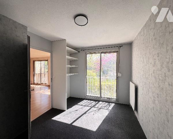 Bd Eugène Réguillon, dans une copropriété avec piscine, T3 de 64,08 m² au calme sur la jardin.