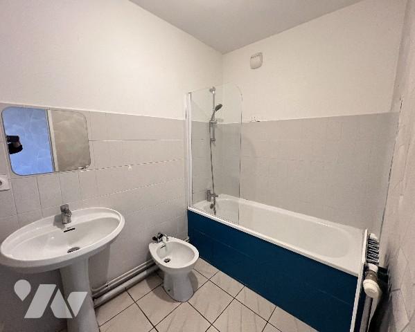 Bd Eugène Réguillon, dans une copropriété avec piscine, T3 de 64,08 m² au calme sur la jardin.