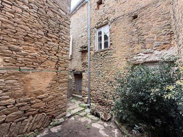 MAISON DE VILLAGE EN PIERRE À RÉNOVER
