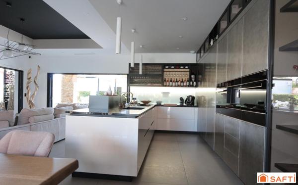 Exceptionnel à Biscarrosse Villa de prestige de 171 m2 avec piscine, jacuzzi et garage de 60 m2