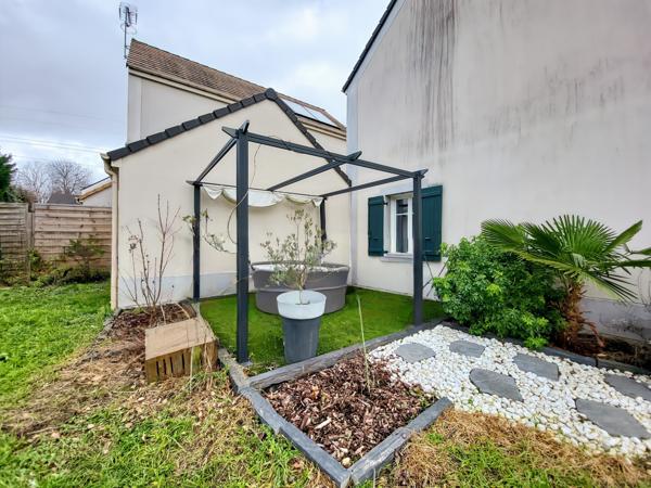 Leuville-sur-Orge (91310) Maison de 2013 sans travaux avec 3 chambres, beau terrain et garage indépendant