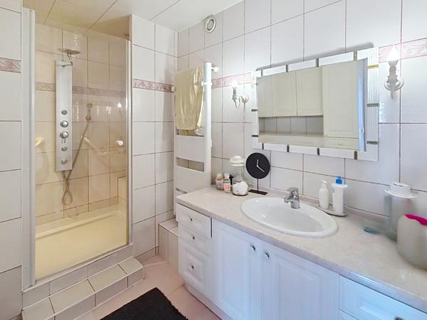 Appartement
         4 pièces
        - 110 m² 263 000 € *
