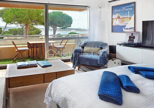 OFFRE ACCEPTÉE ! Rare Vue mer imprenable ! Clé en main ! Possibilité d'acheter une place de parking en +.

Dans le prestigieux et très recherché quartier de Tamaris, au sein d'une résidence tranquille et sécurisée avec gardien, ce studio de 31 m² est idéal pour un investissement locatif ou une résidence secondaire au bord de la mer .

La résidence a tout pour plaire ! Parc de + de 5 hectares paysagé, terrain de pétanque, portail électrique avec interphone, places de parking libres devant l'immeuble, faibles charges... elle est aussi idéalement placée, dans un environnement calme et arboré à quelques minutes à pied de l'embarcadère pour la navette maritime .

Vous pourrez éviter le tumulte des embouteillages estivaux en ayant la possibilité de vous rendre en quelques minutes de bâteau sur le port de Toulon ou dans le joli quartier des Sablettes réputé pour sa grande plage de sable fin bordée de petits commerces et de restaurants. 

-Le studio est au dernier étage sans ascenseur  ( second ou 3 ème étage , selon l'entrée empruntée ) et sa seule mitoyenneté se situe dans la salle de bain . Une configuration idéale pour la tranquillité .
- Parfaitement entretenu, et entièrement meublé et décoré avec beaucoup de soin, il propose des prestations de qualité et un équipement pensé dans les moindres détails.

 Le choix du mobilier et des prestations lui a permis d’obtenir un classement meublé tourisme 3 étoiles . 
Entre 2023 et 2026 : Climatisation réversible Daikin ultra silencieuse , cuisine équipée, store ban, volets roulants électriques, fibre, TV 4k, canapé lit haut de gamme, lave linge, mobilier...(  liste des équipements sur demande . )

- Dès l’entrée dans l’appartement, le regard est immédiatement attiré par la grande baie vitrée orientée plein sud offrant une  vue magnifique sur la mer et le parc de la résidence. Cette ouverture baigne le studio de lumière et apporte immédiatement une véritable sensation d’évasion et de vacances. Un atout rare ! 

Une véritable entrée dessert une belle salle d’eau moderne et  particulièrement confortable pour la superficie du studio , avec douche spacieuse, lave linge et Wc .
 
La pièce de vie, lumineuse et parfaitement optimisée, accueille un espace salon/nuit de 23 m² ouvrant sur le balcon grâce à la large baie vitrée, ainsi qu’un espace cuisine élégant récemment installé et équipé (réfrigérateur, four micro-ondes, plaques vitrocéramiques…).

Le balcon, aménagé avec table et chaises, permet de profiter pleinement du calme environnant et de cet environnement privilégié entre parc et vue sur la Méditerranée.

Pour encore plus de confort, une place de parking privative au sous-sol de la résidence est disponible en option .

Mon avis : Rarement un studio réunit autant d’atouts : un cadre de vie privilégié au sein d’un parc de 5 hectares à quelques minutes de l'embarcadère, une vue mer imprenable, une exposition plein sud lumineuse, le calme d’une résidence sécurisée avec gardien, un intérieur entièrement meublé et prêt à vivre immédiatement, le tout avec des charges particulièrement raisonnables pour ce niveau de prestations. Une pépite !