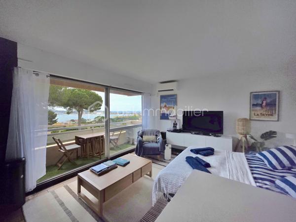 OFFRE ACCEPTÉE ! Rare Vue mer imprenable ! Clé en main ! Possibilité d'acheter une place de parking en +.

Dans le prestigieux et très recherché quartier de Tamaris, au sein d'une résidence tranquille et sécurisée avec gardien, ce studio de 31 m² est idéal pour un investissement locatif ou une résidence secondaire au bord de la mer .

La résidence a tout pour plaire ! Parc de + de 5 hectares paysagé, terrain de pétanque, portail électrique avec interphone, places de parking libres devant l'immeuble, faibles charges... elle est aussi idéalement placée, dans un environnement calme et arboré à quelques minutes à pied de l'embarcadère pour la navette maritime .

Vous pourrez éviter le tumulte des embouteillages estivaux en ayant la possibilité de vous rendre en quelques minutes de bâteau sur le port de Toulon ou dans le joli quartier des Sablettes réputé pour sa grande plage de sable fin bordée de petits commerces et de restaurants. 

-Le studio est au dernier étage sans ascenseur  ( second ou 3 ème étage , selon l'entrée empruntée ) et sa seule mitoyenneté se situe dans la salle de bain . Une configuration idéale pour la tranquillité .
- Parfaitement entretenu, et entièrement meublé et décoré avec beaucoup de soin, il propose des prestations de qualité et un équipement pensé dans les moindres détails.

 Le choix du mobilier et des prestations lui a permis d’obtenir un classement meublé tourisme 3 étoiles . 
Entre 2023 et 2026 : Climatisation réversible Daikin ultra silencieuse , cuisine équipée, store ban, volets roulants électriques, fibre, TV 4k, canapé lit haut de gamme, lave linge, mobilier...(  liste des équipements sur demande . )

- Dès l’entrée dans l’appartement, le regard est immédiatement attiré par la grande baie vitrée orientée plein sud offrant une  vue magnifique sur la mer et le parc de la résidence. Cette ouverture baigne le studio de lumière et apporte immédiatement une véritable sensation d’évasion et de vacances. Un atout rare ! 

Une véritable entrée dessert une belle salle d’eau moderne et  particulièrement confortable pour la superficie du studio , avec douche spacieuse, lave linge et Wc .
 
La pièce de vie, lumineuse et parfaitement optimisée, accueille un espace salon/nuit de 23 m² ouvrant sur le balcon grâce à la large baie vitrée, ainsi qu’un espace cuisine élégant récemment installé et équipé (réfrigérateur, four micro-ondes, plaques vitrocéramiques…).

Le balcon, aménagé avec table et chaises, permet de profiter pleinement du calme environnant et de cet environnement privilégié entre parc et vue sur la Méditerranée.

Pour encore plus de confort, une place de parking privative au sous-sol de la résidence est disponible en option .

Mon avis : Rarement un studio réunit autant d’atouts : un cadre de vie privilégié au sein d’un parc de 5 hectares à quelques minutes de l'embarcadère, une vue mer imprenable, une exposition plein sud lumineuse, le calme d’une résidence sécurisée avec gardien, un intérieur entièrement meublé et prêt à vivre immédiatement, le tout avec des charges particulièrement raisonnables pour ce niveau de prestations. Une pépite !