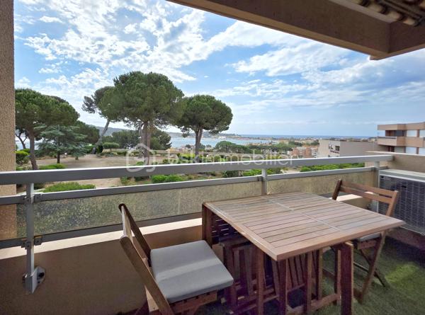 OFFRE ACCEPTÉE ! Rare Vue mer imprenable ! Clé en main ! Possibilité d'acheter une place de parking en +.

Dans le prestigieux et très recherché quartier de Tamaris, au sein d'une résidence tranquille et sécurisée avec gardien, ce studio de 31 m² est idéal pour un investissement locatif ou une résidence secondaire au bord de la mer .

La résidence a tout pour plaire ! Parc de + de 5 hectares paysagé, terrain de pétanque, portail électrique avec interphone, places de parking libres devant l'immeuble, faibles charges... elle est aussi idéalement placée, dans un environnement calme et arboré à quelques minutes à pied de l'embarcadère pour la navette maritime .

Vous pourrez éviter le tumulte des embouteillages estivaux en ayant la possibilité de vous rendre en quelques minutes de bâteau sur le port de Toulon ou dans le joli quartier des Sablettes réputé pour sa grande plage de sable fin bordée de petits commerces et de restaurants. 

-Le studio est au dernier étage sans ascenseur  ( second ou 3 ème étage , selon l'entrée empruntée ) et sa seule mitoyenneté se situe dans la salle de bain . Une configuration idéale pour la tranquillité .
- Parfaitement entretenu, et entièrement meublé et décoré avec beaucoup de soin, il propose des prestations de qualité et un équipement pensé dans les moindres détails.

 Le choix du mobilier et des prestations lui a permis d’obtenir un classement meublé tourisme 3 étoiles . 
Entre 2023 et 2026 : Climatisation réversible Daikin ultra silencieuse , cuisine équipée, store ban, volets roulants électriques, fibre, TV 4k, canapé lit haut de gamme, lave linge, mobilier...(  liste des équipements sur demande . )

- Dès l’entrée dans l’appartement, le regard est immédiatement attiré par la grande baie vitrée orientée plein sud offrant une  vue magnifique sur la mer et le parc de la résidence. Cette ouverture baigne le studio de lumière et apporte immédiatement une véritable sensation d’évasion et de vacances. Un atout rare ! 

Une véritable entrée dessert une belle salle d’eau moderne et  particulièrement confortable pour la superficie du studio , avec douche spacieuse, lave linge et Wc .
 
La pièce de vie, lumineuse et parfaitement optimisée, accueille un espace salon/nuit de 23 m² ouvrant sur le balcon grâce à la large baie vitrée, ainsi qu’un espace cuisine élégant récemment installé et équipé (réfrigérateur, four micro-ondes, plaques vitrocéramiques…).

Le balcon, aménagé avec table et chaises, permet de profiter pleinement du calme environnant et de cet environnement privilégié entre parc et vue sur la Méditerranée.

Pour encore plus de confort, une place de parking privative au sous-sol de la résidence est disponible en option .

Mon avis : Rarement un studio réunit autant d’atouts : un cadre de vie privilégié au sein d’un parc de 5 hectares à quelques minutes de l'embarcadère, une vue mer imprenable, une exposition plein sud lumineuse, le calme d’une résidence sécurisée avec gardien, un intérieur entièrement meublé et prêt à vivre immédiatement, le tout avec des charges particulièrement raisonnables pour ce niveau de prestations. Une pépite !
