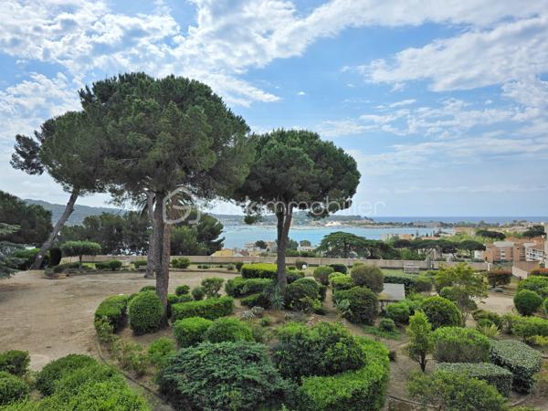 OFFRE ACCEPTÉE ! Rare Vue mer imprenable ! Clé en main ! Possibilité d'acheter une place de parking en +.

Dans le prestigieux et très recherché quartier de Tamaris, au sein d'une résidence tranquille et sécurisée avec gardien, ce studio de 31 m² est idéal pour un investissement locatif ou une résidence secondaire au bord de la mer .

La résidence a tout pour plaire ! Parc de + de 5 hectares paysagé, terrain de pétanque, portail électrique avec interphone, places de parking libres devant l'immeuble, faibles charges... elle est aussi idéalement placée, dans un environnement calme et arboré à quelques minutes à pied de l'embarcadère pour la navette maritime .

Vous pourrez éviter le tumulte des embouteillages estivaux en ayant la possibilité de vous rendre en quelques minutes de bâteau sur le port de Toulon ou dans le joli quartier des Sablettes réputé pour sa grande plage de sable fin bordée de petits commerces et de restaurants. 

-Le studio est au dernier étage sans ascenseur  ( second ou 3 ème étage , selon l'entrée empruntée ) et sa seule mitoyenneté se situe dans la salle de bain . Une configuration idéale pour la tranquillité .
- Parfaitement entretenu, et entièrement meublé et décoré avec beaucoup de soin, il propose des prestations de qualité et un équipement pensé dans les moindres détails.

 Le choix du mobilier et des prestations lui a permis d’obtenir un classement meublé tourisme 3 étoiles . 
Entre 2023 et 2026 : Climatisation réversible Daikin ultra silencieuse , cuisine équipée, store ban, volets roulants électriques, fibre, TV 4k, canapé lit haut de gamme, lave linge, mobilier...(  liste des équipements sur demande . )

- Dès l’entrée dans l’appartement, le regard est immédiatement attiré par la grande baie vitrée orientée plein sud offrant une  vue magnifique sur la mer et le parc de la résidence. Cette ouverture baigne le studio de lumière et apporte immédiatement une véritable sensation d’évasion et de vacances. Un atout rare ! 

Une véritable entrée dessert une belle salle d’eau moderne et  particulièrement confortable pour la superficie du studio , avec douche spacieuse, lave linge et Wc .
 
La pièce de vie, lumineuse et parfaitement optimisée, accueille un espace salon/nuit de 23 m² ouvrant sur le balcon grâce à la large baie vitrée, ainsi qu’un espace cuisine élégant récemment installé et équipé (réfrigérateur, four micro-ondes, plaques vitrocéramiques…).

Le balcon, aménagé avec table et chaises, permet de profiter pleinement du calme environnant et de cet environnement privilégié entre parc et vue sur la Méditerranée.

Pour encore plus de confort, une place de parking privative au sous-sol de la résidence est disponible en option .

Mon avis : Rarement un studio réunit autant d’atouts : un cadre de vie privilégié au sein d’un parc de 5 hectares à quelques minutes de l'embarcadère, une vue mer imprenable, une exposition plein sud lumineuse, le calme d’une résidence sécurisée avec gardien, un intérieur entièrement meublé et prêt à vivre immédiatement, le tout avec des charges particulièrement raisonnables pour ce niveau de prestations. Une pépite !
