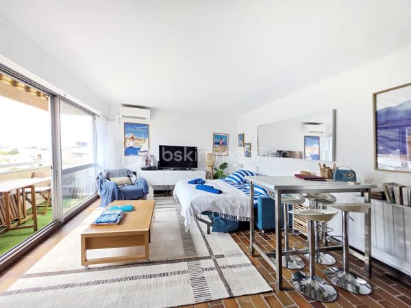 OFFRE ACCEPTÉE ! Rare Vue mer imprenable ! Clé en main ! Possibilité d'acheter une place de parking en +.

Dans le prestigieux et très recherché quartier de Tamaris, au sein d'une résidence tranquille et sécurisée avec gardien, ce studio de 31 m² est idéal pour un investissement locatif ou une résidence secondaire au bord de la mer .

La résidence a tout pour plaire ! Parc de + de 5 hectares paysagé, terrain de pétanque, portail électrique avec interphone, places de parking libres devant l'immeuble, faibles charges... elle est aussi idéalement placée, dans un environnement calme et arboré à quelques minutes à pied de l'embarcadère pour la navette maritime .

Vous pourrez éviter le tumulte des embouteillages estivaux en ayant la possibilité de vous rendre en quelques minutes de bâteau sur le port de Toulon ou dans le joli quartier des Sablettes réputé pour sa grande plage de sable fin bordée de petits commerces et de restaurants. 

-Le studio est au dernier étage sans ascenseur  ( second ou 3 ème étage , selon l'entrée empruntée ) et sa seule mitoyenneté se situe dans la salle de bain . Une configuration idéale pour la tranquillité .
- Parfaitement entretenu, et entièrement meublé et décoré avec beaucoup de soin, il propose des prestations de qualité et un équipement pensé dans les moindres détails.

 Le choix du mobilier et des prestations lui a permis d’obtenir un classement meublé tourisme 3 étoiles . 
Entre 2023 et 2026 : Climatisation réversible Daikin ultra silencieuse , cuisine équipée, store ban, volets roulants électriques, fibre, TV 4k, canapé lit haut de gamme, lave linge, mobilier...(  liste des équipements sur demande . )

- Dès l’entrée dans l’appartement, le regard est immédiatement attiré par la grande baie vitrée orientée plein sud offrant une  vue magnifique sur la mer et le parc de la résidence. Cette ouverture baigne le studio de lumière et apporte immédiatement une véritable sensation d’évasion et de vacances. Un atout rare ! 

Une véritable entrée dessert une belle salle d’eau moderne et  particulièrement confortable pour la superficie du studio , avec douche spacieuse, lave linge et Wc .
 
La pièce de vie, lumineuse et parfaitement optimisée, accueille un espace salon/nuit de 23 m² ouvrant sur le balcon grâce à la large baie vitrée, ainsi qu’un espace cuisine élégant récemment installé et équipé (réfrigérateur, four micro-ondes, plaques vitrocéramiques…).

Le balcon, aménagé avec table et chaises, permet de profiter pleinement du calme environnant et de cet environnement privilégié entre parc et vue sur la Méditerranée.

Pour encore plus de confort, une place de parking privative au sous-sol de la résidence est disponible en option .

Mon avis : Rarement un studio réunit autant d’atouts : un cadre de vie privilégié au sein d’un parc de 5 hectares à quelques minutes de l'embarcadère, une vue mer imprenable, une exposition plein sud lumineuse, le calme d’une résidence sécurisée avec gardien, un intérieur entièrement meublé et prêt à vivre immédiatement, le tout avec des charges particulièrement raisonnables pour ce niveau de prestations. Une pépite !
