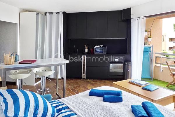 OFFRE ACCEPTÉE ! Rare Vue mer imprenable ! Clé en main ! Possibilité d'acheter une place de parking en +.

Dans le prestigieux et très recherché quartier de Tamaris, au sein d'une résidence tranquille et sécurisée avec gardien, ce studio de 31 m² est idéal pour un investissement locatif ou une résidence secondaire au bord de la mer .

La résidence a tout pour plaire ! Parc de + de 5 hectares paysagé, terrain de pétanque, portail électrique avec interphone, places de parking libres devant l'immeuble, faibles charges... elle est aussi idéalement placée, dans un environnement calme et arboré à quelques minutes à pied de l'embarcadère pour la navette maritime .

Vous pourrez éviter le tumulte des embouteillages estivaux en ayant la possibilité de vous rendre en quelques minutes de bâteau sur le port de Toulon ou dans le joli quartier des Sablettes réputé pour sa grande plage de sable fin bordée de petits commerces et de restaurants. 

-Le studio est au dernier étage sans ascenseur  ( second ou 3 ème étage , selon l'entrée empruntée ) et sa seule mitoyenneté se situe dans la salle de bain . Une configuration idéale pour la tranquillité .
- Parfaitement entretenu, et entièrement meublé et décoré avec beaucoup de soin, il propose des prestations de qualité et un équipement pensé dans les moindres détails.

 Le choix du mobilier et des prestations lui a permis d’obtenir un classement meublé tourisme 3 étoiles . 
Entre 2023 et 2026 : Climatisation réversible Daikin ultra silencieuse , cuisine équipée, store ban, volets roulants électriques, fibre, TV 4k, canapé lit haut de gamme, lave linge, mobilier...(  liste des équipements sur demande . )

- Dès l’entrée dans l’appartement, le regard est immédiatement attiré par la grande baie vitrée orientée plein sud offrant une  vue magnifique sur la mer et le parc de la résidence. Cette ouverture baigne le studio de lumière et apporte immédiatement une véritable sensation d’évasion et de vacances. Un atout rare ! 

Une véritable entrée dessert une belle salle d’eau moderne et  particulièrement confortable pour la superficie du studio , avec douche spacieuse, lave linge et Wc .
 
La pièce de vie, lumineuse et parfaitement optimisée, accueille un espace salon/nuit de 23 m² ouvrant sur le balcon grâce à la large baie vitrée, ainsi qu’un espace cuisine élégant récemment installé et équipé (réfrigérateur, four micro-ondes, plaques vitrocéramiques…).

Le balcon, aménagé avec table et chaises, permet de profiter pleinement du calme environnant et de cet environnement privilégié entre parc et vue sur la Méditerranée.

Pour encore plus de confort, une place de parking privative au sous-sol de la résidence est disponible en option .

Mon avis : Rarement un studio réunit autant d’atouts : un cadre de vie privilégié au sein d’un parc de 5 hectares à quelques minutes de l'embarcadère, une vue mer imprenable, une exposition plein sud lumineuse, le calme d’une résidence sécurisée avec gardien, un intérieur entièrement meublé et prêt à vivre immédiatement, le tout avec des charges particulièrement raisonnables pour ce niveau de prestations. Une pépite !