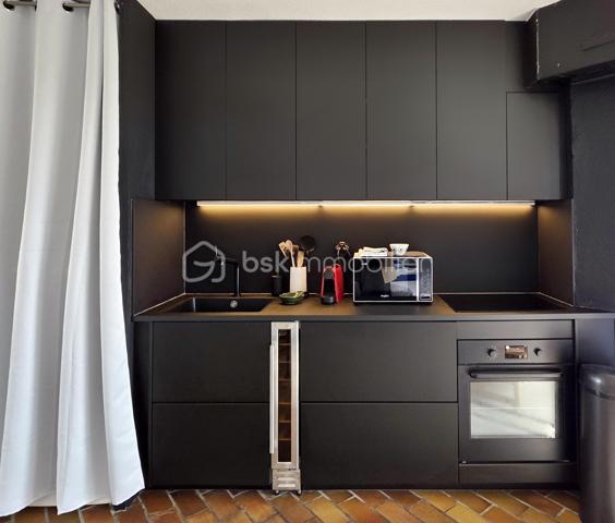 OFFRE ACCEPTÉE ! Rare Vue mer imprenable ! Clé en main ! Possibilité d'acheter une place de parking en +.

Dans le prestigieux et très recherché quartier de Tamaris, au sein d'une résidence tranquille et sécurisée avec gardien, ce studio de 31 m² est idéal pour un investissement locatif ou une résidence secondaire au bord de la mer .

La résidence a tout pour plaire ! Parc de + de 5 hectares paysagé, terrain de pétanque, portail électrique avec interphone, places de parking libres devant l'immeuble, faibles charges... elle est aussi idéalement placée, dans un environnement calme et arboré à quelques minutes à pied de l'embarcadère pour la navette maritime .

Vous pourrez éviter le tumulte des embouteillages estivaux en ayant la possibilité de vous rendre en quelques minutes de bâteau sur le port de Toulon ou dans le joli quartier des Sablettes réputé pour sa grande plage de sable fin bordée de petits commerces et de restaurants. 

-Le studio est au dernier étage sans ascenseur  ( second ou 3 ème étage , selon l'entrée empruntée ) et sa seule mitoyenneté se situe dans la salle de bain . Une configuration idéale pour la tranquillité .
- Parfaitement entretenu, et entièrement meublé et décoré avec beaucoup de soin, il propose des prestations de qualité et un équipement pensé dans les moindres détails.

 Le choix du mobilier et des prestations lui a permis d’obtenir un classement meublé tourisme 3 étoiles . 
Entre 2023 et 2026 : Climatisation réversible Daikin ultra silencieuse , cuisine équipée, store ban, volets roulants électriques, fibre, TV 4k, canapé lit haut de gamme, lave linge, mobilier...(  liste des équipements sur demande . )

- Dès l’entrée dans l’appartement, le regard est immédiatement attiré par la grande baie vitrée orientée plein sud offrant une  vue magnifique sur la mer et le parc de la résidence. Cette ouverture baigne le studio de lumière et apporte immédiatement une véritable sensation d’évasion et de vacances. Un atout rare ! 

Une véritable entrée dessert une belle salle d’eau moderne et  particulièrement confortable pour la superficie du studio , avec douche spacieuse, lave linge et Wc .
 
La pièce de vie, lumineuse et parfaitement optimisée, accueille un espace salon/nuit de 23 m² ouvrant sur le balcon grâce à la large baie vitrée, ainsi qu’un espace cuisine élégant récemment installé et équipé (réfrigérateur, four micro-ondes, plaques vitrocéramiques…).

Le balcon, aménagé avec table et chaises, permet de profiter pleinement du calme environnant et de cet environnement privilégié entre parc et vue sur la Méditerranée.

Pour encore plus de confort, une place de parking privative au sous-sol de la résidence est disponible en option .

Mon avis : Rarement un studio réunit autant d’atouts : un cadre de vie privilégié au sein d’un parc de 5 hectares à quelques minutes de l'embarcadère, une vue mer imprenable, une exposition plein sud lumineuse, le calme d’une résidence sécurisée avec gardien, un intérieur entièrement meublé et prêt à vivre immédiatement, le tout avec des charges particulièrement raisonnables pour ce niveau de prestations. Une pépite !