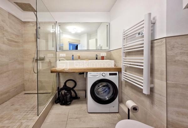 OFFRE ACCEPTÉE ! Rare Vue mer imprenable ! Clé en main ! Possibilité d'acheter une place de parking en +.

Dans le prestigieux et très recherché quartier de Tamaris, au sein d'une résidence tranquille et sécurisée avec gardien, ce studio de 31 m² est idéal pour un investissement locatif ou une résidence secondaire au bord de la mer .

La résidence a tout pour plaire ! Parc de + de 5 hectares paysagé, terrain de pétanque, portail électrique avec interphone, places de parking libres devant l'immeuble, faibles charges... elle est aussi idéalement placée, dans un environnement calme et arboré à quelques minutes à pied de l'embarcadère pour la navette maritime .

Vous pourrez éviter le tumulte des embouteillages estivaux en ayant la possibilité de vous rendre en quelques minutes de bâteau sur le port de Toulon ou dans le joli quartier des Sablettes réputé pour sa grande plage de sable fin bordée de petits commerces et de restaurants. 

-Le studio est au dernier étage sans ascenseur  ( second ou 3 ème étage , selon l'entrée empruntée ) et sa seule mitoyenneté se situe dans la salle de bain . Une configuration idéale pour la tranquillité .
- Parfaitement entretenu, et entièrement meublé et décoré avec beaucoup de soin, il propose des prestations de qualité et un équipement pensé dans les moindres détails.

 Le choix du mobilier et des prestations lui a permis d’obtenir un classement meublé tourisme 3 étoiles . 
Entre 2023 et 2026 : Climatisation réversible Daikin ultra silencieuse , cuisine équipée, store ban, volets roulants électriques, fibre, TV 4k, canapé lit haut de gamme, lave linge, mobilier...(  liste des équipements sur demande . )

- Dès l’entrée dans l’appartement, le regard est immédiatement attiré par la grande baie vitrée orientée plein sud offrant une  vue magnifique sur la mer et le parc de la résidence. Cette ouverture baigne le studio de lumière et apporte immédiatement une véritable sensation d’évasion et de vacances. Un atout rare ! 

Une véritable entrée dessert une belle salle d’eau moderne et  particulièrement confortable pour la superficie du studio , avec douche spacieuse, lave linge et Wc .
 
La pièce de vie, lumineuse et parfaitement optimisée, accueille un espace salon/nuit de 23 m² ouvrant sur le balcon grâce à la large baie vitrée, ainsi qu’un espace cuisine élégant récemment installé et équipé (réfrigérateur, four micro-ondes, plaques vitrocéramiques…).

Le balcon, aménagé avec table et chaises, permet de profiter pleinement du calme environnant et de cet environnement privilégié entre parc et vue sur la Méditerranée.

Pour encore plus de confort, une place de parking privative au sous-sol de la résidence est disponible en option .

Mon avis : Rarement un studio réunit autant d’atouts : un cadre de vie privilégié au sein d’un parc de 5 hectares à quelques minutes de l'embarcadère, une vue mer imprenable, une exposition plein sud lumineuse, le calme d’une résidence sécurisée avec gardien, un intérieur entièrement meublé et prêt à vivre immédiatement, le tout avec des charges particulièrement raisonnables pour ce niveau de prestations. Une pépite !