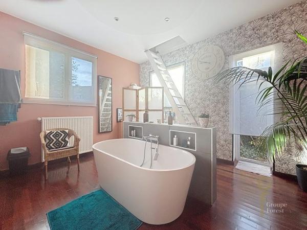 Maison mitoyenne 2 côtés Tourcoing Secteur Tourcoing-Neuville en Ferrain 210 m²