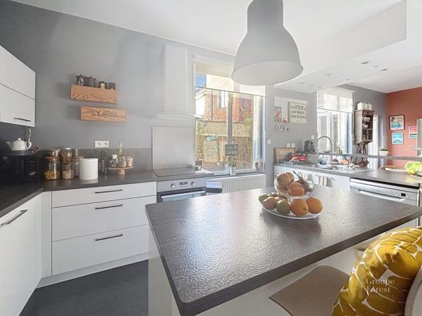 Maison mitoyenne 2 côtés Tourcoing Secteur Tourcoing-Neuville en Ferrain 210 m²