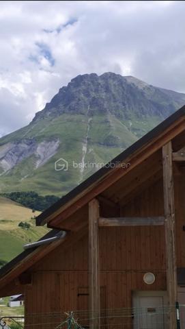 Bel appartement de 25.70M², au rez de chaussée d'un petit ensemble de chalets, dans la station d'Albiez Montrond.
Celui ci se compose d'une cuisine entièrement équipée avec électroménager récent, d'un salon avec canapé lit, d'un coin montagne avec lits superposés, d'un coin rangement, et d'une salle de bains/wc.
Chauffage électrique. Casier à ski devant l'appartement. Volets bois.
Terrasse et jardin privatif d'environ 15m² devant. Champs derrière et sur le côté.
Magnifique vue sur les Aiguilles d'Arves.
Pas de travaux à prévoir.
Situé sur les hauteurs d'Albiez Montrond, à env. 250m des remontées mécaniques. Parking à environ 50m.