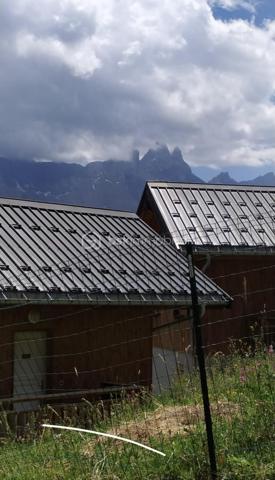 Bel appartement de 25.70M², au rez de chaussée d'un petit ensemble de chalets, dans la station d'Albiez Montrond.
Celui ci se compose d'une cuisine entièrement équipée avec électroménager récent, d'un salon avec canapé lit, d'un coin montagne avec lits superposés, d'un coin rangement, et d'une salle de bains/wc.
Chauffage électrique. Casier à ski devant l'appartement. Volets bois.
Terrasse et jardin privatif d'environ 15m² devant. Champs derrière et sur le côté.
Magnifique vue sur les Aiguilles d'Arves.
Pas de travaux à prévoir.
Situé sur les hauteurs d'Albiez Montrond, à env. 250m des remontées mécaniques. Parking à environ 50m.
