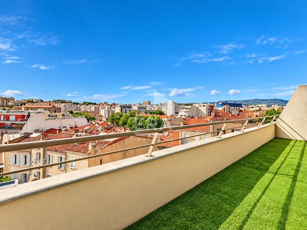 A vendre appartement type 3 de 79m2 avec terrasse de 20m2 et un box double à Marseille 13004