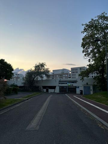 EMPLACEMENT DE STATIONNEMENT  SÉCURISÉ - GARE BRAS DE FER