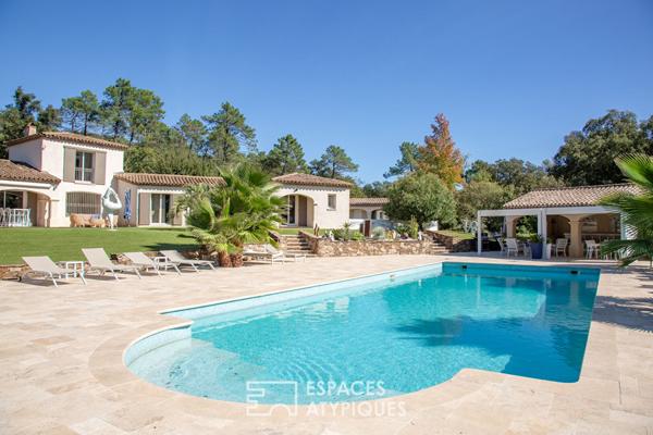 Propriété d’exception, domaine sécurisé, oasis végétale et piscine grand format