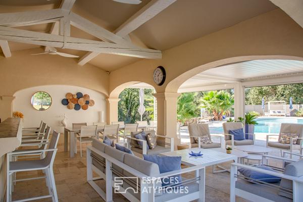 Propriété d’exception, domaine sécurisé, oasis végétale et piscine grand format