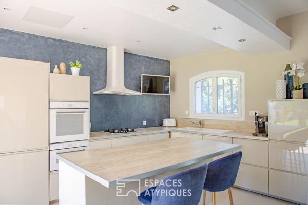 Propriété d’exception, domaine sécurisé, oasis végétale et piscine grand format