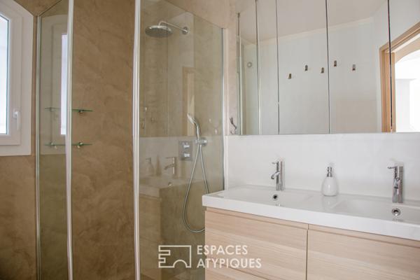 Propriété d’exception, domaine sécurisé, oasis végétale et piscine grand format