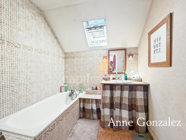 ORLEANS LA SOURCE, aux portes de la Sologne, à vendre maison familiale avec balcon, jardin clos sans vis-àvis et garage + trois places de parking