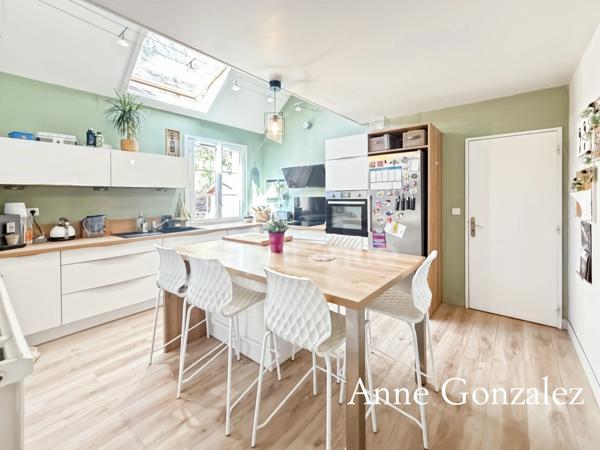 ORLEANS LA SOURCE, aux portes de la Sologne, à vendre maison familiale avec balcon, jardin clos sans vis-àvis et garage + trois places de parking