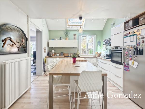 ORLEANS LA SOURCE, aux portes de la Sologne, à vendre maison familiale avec balcon, jardin clos sans vis-àvis et garage + trois places de parking