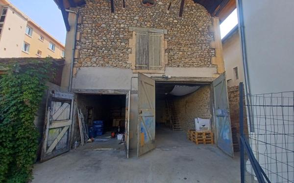 Maison à vendre    1 pièce • 100 m2 Rives