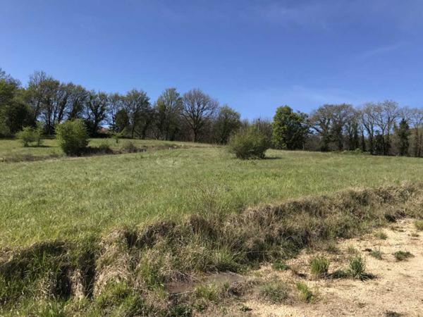 Terrain constructible - Saint-cyprien Lotissement. Terrain constructible de 2255 m2 proche des commerces