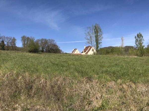 Terrain constructible - Saint-cyprien Lotissement. Terrain constructible de 2255 m2 proche des commerces