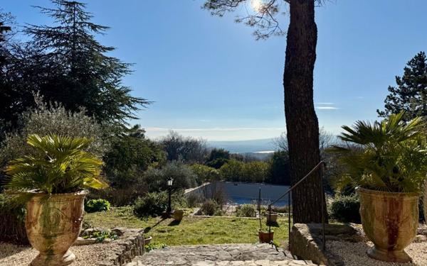 Maison à vendre    6 pièces •  Malataverne