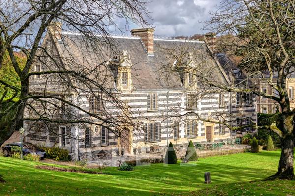 Manoir et dépendances - piscine sur 2,3 ha