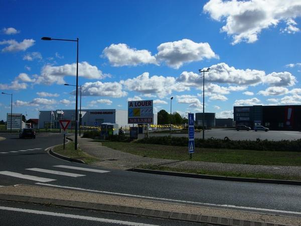 LOCAUX PROFESSIONNELS OU COMMERCIAUX NEUFS